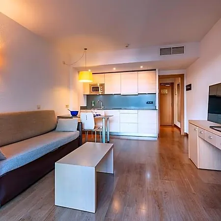 Almirall Apartmán *