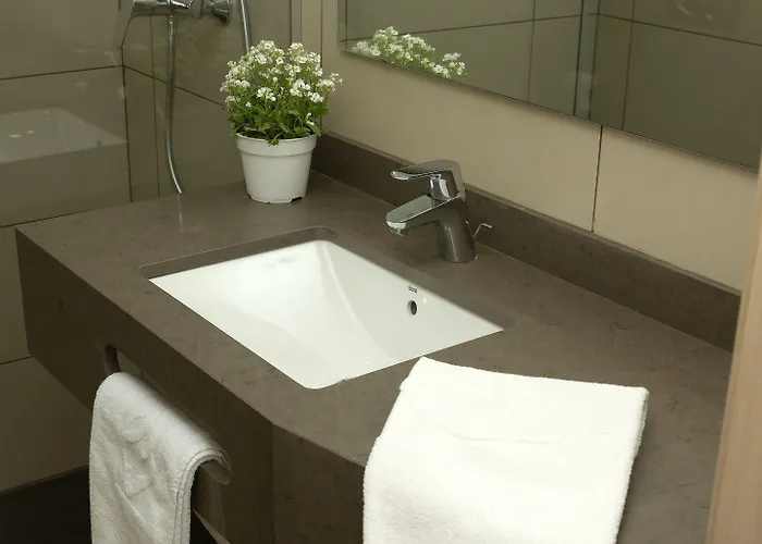 알미랄 아파트먼트 *